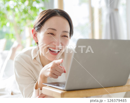 女性　パソコン 126379485