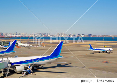 滑走路に向かう飛行機その先のスカイツリー 滑走路に向かう飛行機その先のスカイツリー 126379603