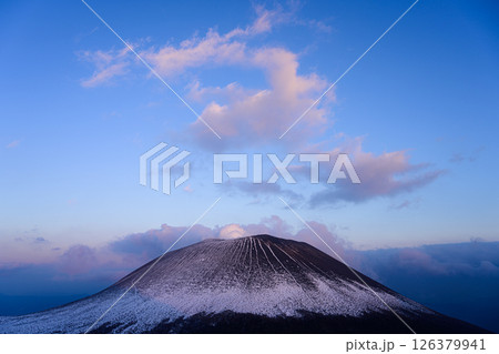 夕焼けに染まる雪山　浅間山 126379941