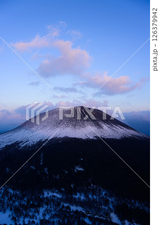 夕焼けに染まる雪山 浅間山 夕焼けに染まる雪山 浅間山 126379942