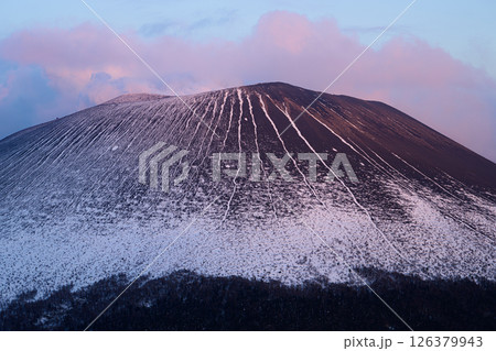 夕焼けに染まる雪山 浅間山 夕焼けに染まる雪山 浅間山 126379943