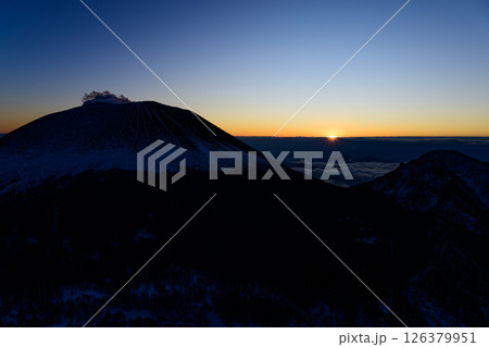 トーミの頭から見る浅間山と夜明けの空 雪山の風景 トーミの頭から見る浅間山と夜明けの空 雪山の風景 126379951