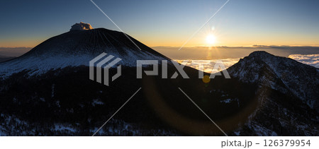 トーミの頭から見る浅間山と夜明けの空 雪山の風景 トーミの頭から見る浅間山と夜明けの空 雪山の風景 126379954