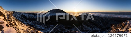 トーミの頭から見る浅間山と夜明けの空　雪山の風景 126379971