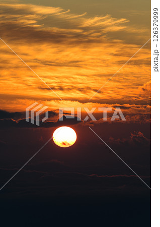 沈んでいく夕日　ドラマチックな空 126379999