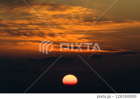 沈んでいく夕日　ドラマチックな空 126380000