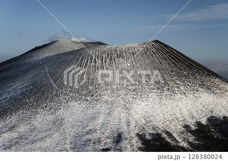 浅間山　雪山の風景 126380024