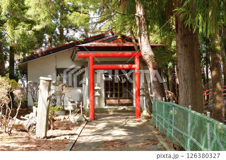 春の北海道函館市で東山八大龍神境内の風景を撮影 126380327