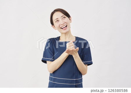 女性　美容看護師　ひらめく　白背景 126380586