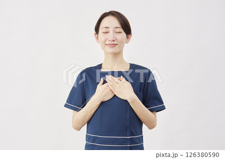 女性　美容看護師　安心する　白背景 126380590