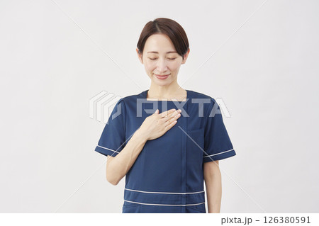 女性　美容看護師　安心する　白背景 126380591