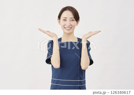 女性 美容看護師 手のひらで左右を指す 白背景 女性 美容看護師 手のひらで左右を指す 白背景 126380617