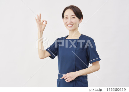 女性　美容看護師　OKサイン　白背景 126380629