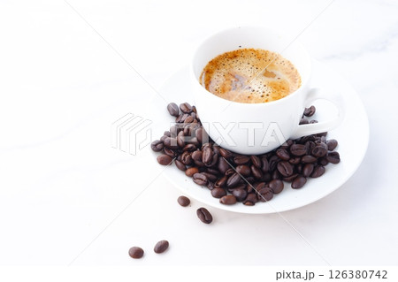 エスプレッソに牛乳をたっぷり入れたコーヒー、カフェ・ラッテと、深煎りしたコーヒー豆 126380742