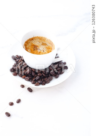 エスプレッソに牛乳をたっぷり入れたコーヒー、カフェ・ラッテと、深煎りしたコーヒー豆 126380743