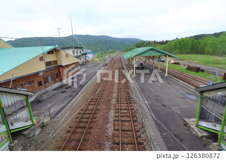 音威子府駅の跨線橋から眺める駅プラットホームの景色（幌延、稚内方面） 126380872