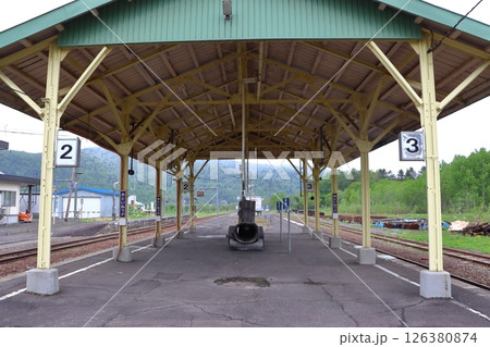 音威子府駅の駅ホーム 稚内、幌延、豊富方面の景色(北海道音威子府村) 音威子府駅の駅ホーム 稚内、幌延、豊富方面の景色(北海道音威子府村) 126380874