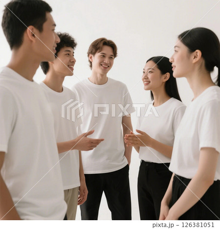 ディベートをする学生のモックアップ 126381051