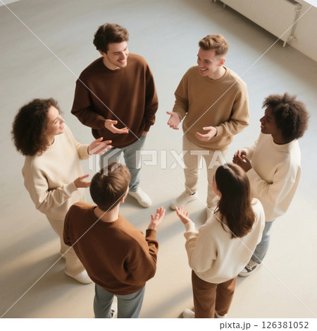 ディベートをする学生 ディベートをする学生 126381052