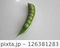 白バックで撮影したえんどう豆のイメージ写真 126381283