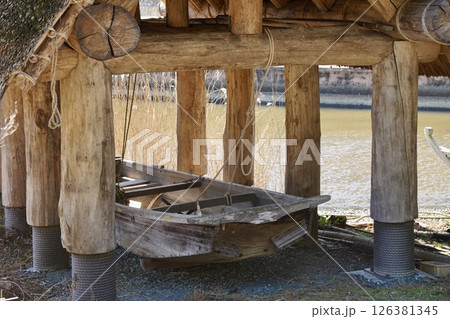船小屋と小舟 船小屋と小舟 126381345
