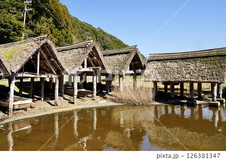 水面に映る合掌造りの船小屋 126381347