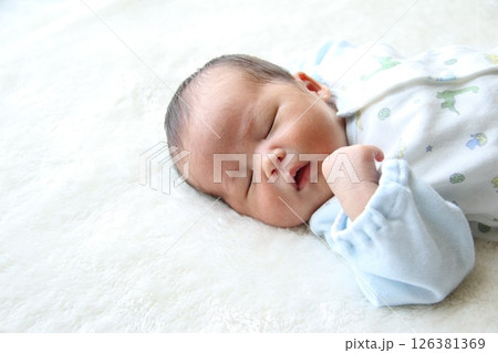 寝ている赤ちゃん(新生児) 126381369