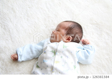 寝ている赤ちゃん(新生児) 126381384