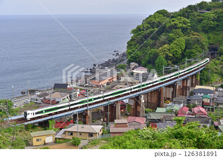 東海道本線　根府川－早川　JR東日本　E257系5000番台　OM-92編成（大宮）　踊り子 126381891