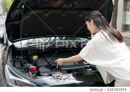 車の修理をする女性 126381945