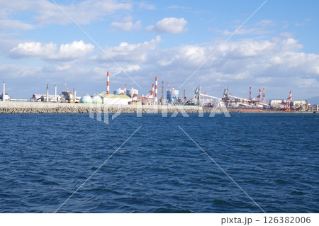 沖合から眺めた関西製鉄所和歌山地区製鉄所の景色 沖合から眺めた関西製鉄所和歌山地区製鉄所の景色 126382006
