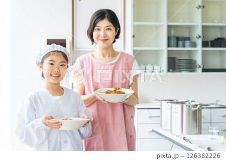 白衣を着てお皿を持つ女の子と女性 126382226