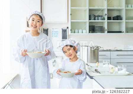 白衣を着てお皿を持つ女の子たち 白衣を着てお皿を持つ女の子たち 126382227