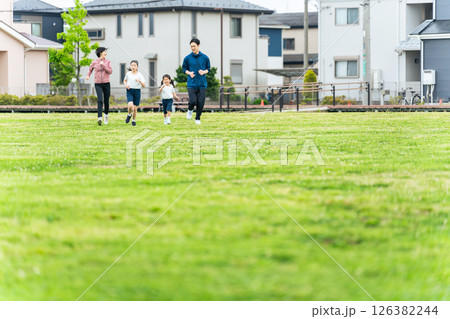 芝生の公園を走る家族 芝生の公園を走る家族 126382244