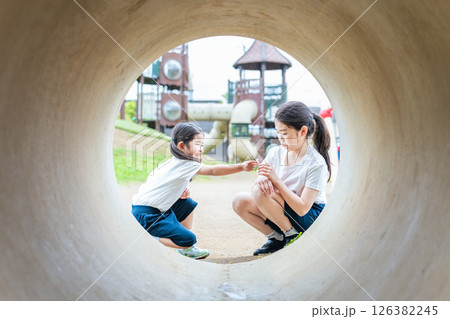 公園でトンネルを覗き込む女の子たち 126382245