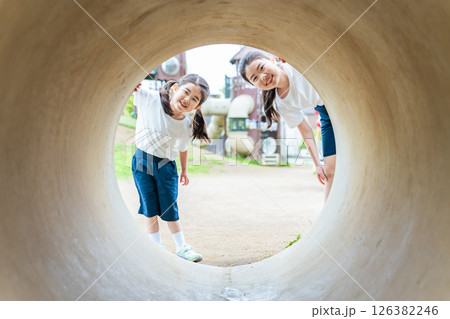 公園でトンネルを覗き込む女の子たち 公園でトンネルを覗き込む女の子たち 126382246