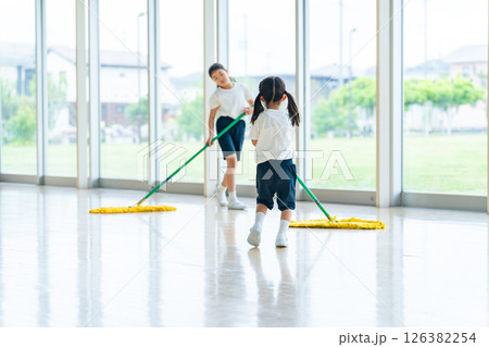 体育館を掃除する女の子 126382254