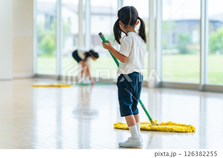 体育館を掃除する女の子 126382255