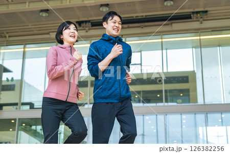 室内でランニングするミドルエイジカップル 126382256