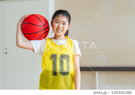 体育館でバスケットボールを持つ女の子 体育館でバスケットボールを持つ女の子 126382260