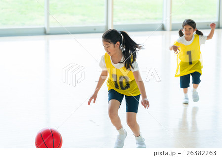 バスケットボールをする子供たち 126382263