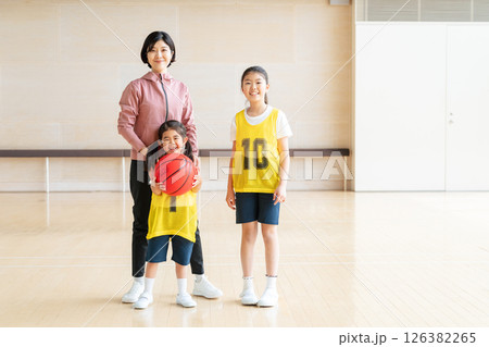 バスケットボールをする子供たちと女性コーチ 126382265