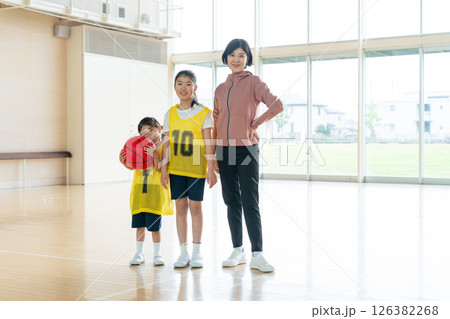 バスケットボールをする子供たちと女性コーチ 126382268