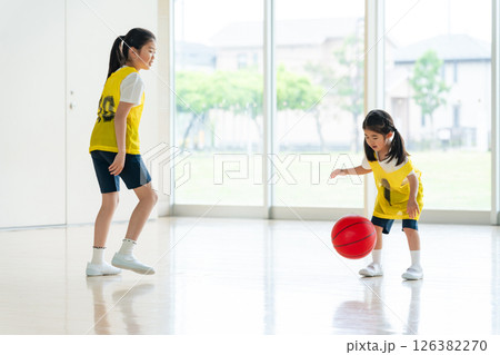 体育館でバスケットボールをする子供たち 126382270