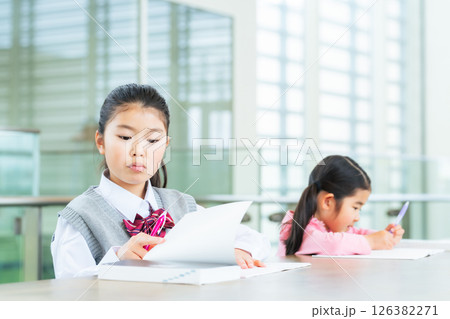 学習施設で勉強する子供たち 126382271