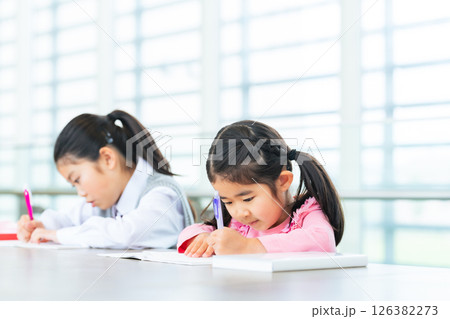 勉強する子供たち 勉強する子供たち 126382273
