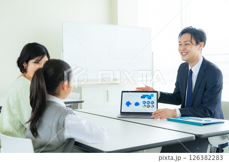 三者面談を受ける親子 三者面談を受ける親子 126382283