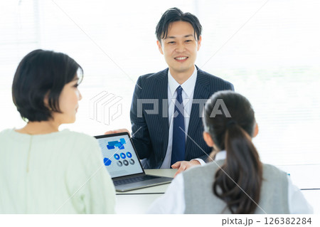 三者面談を受ける親子 126382284