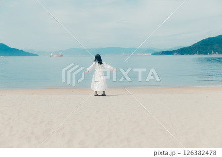 青空と海に囲まれた、透明感あふれる女性ポートレート 126382478