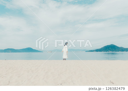 青空と海に囲まれた、透明感あふれる女性ポートレート 青空と海に囲まれた、透明感あふれる女性ポートレート 126382479